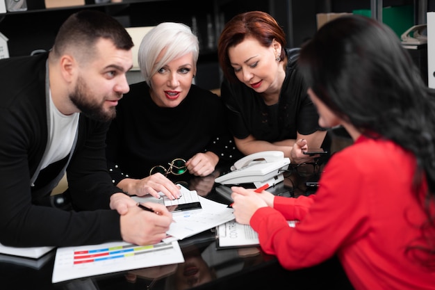 Souriant employés discutant en milieu de travail