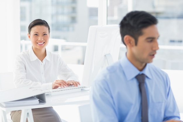 Souriant équipe de travail à l&#39;aide d&#39;ordinateur