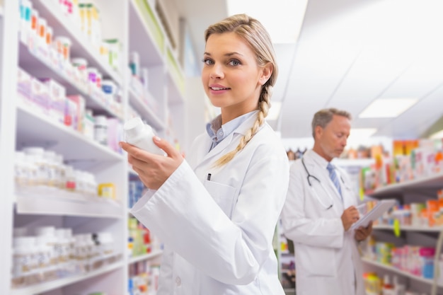 Souriant étudiant en médecine