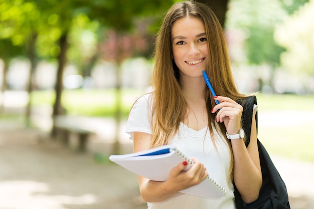 Souriant étudiant en plein air