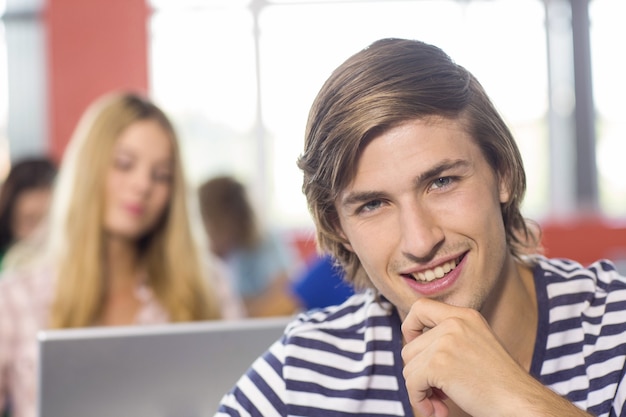 Souriant étudiant en salle de classe