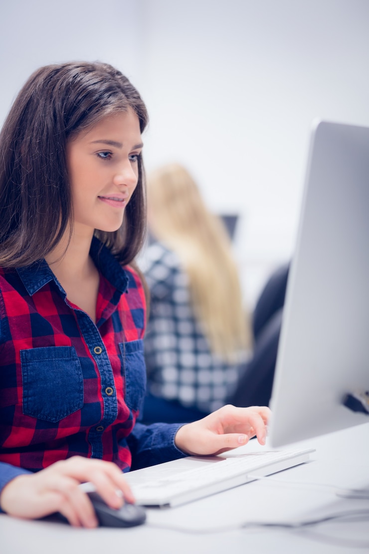 Photo souriant étudiant travaillant sur ordinateur à l&#39;université