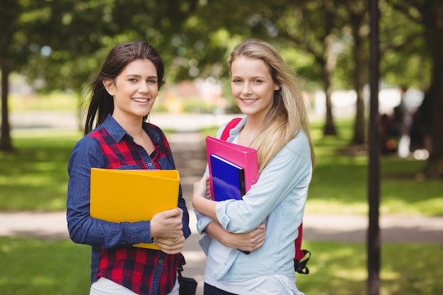 Souriant étudiants tenant un liant au parc