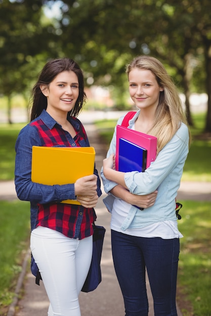 Souriant étudiants tenant un liant au parc