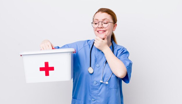 Souriant avec une expression heureuse et confiante avec la main sur le menton