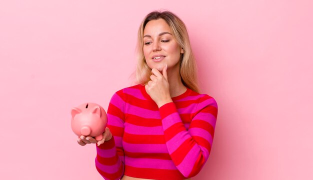 Souriant avec une expression heureuse et confiante avec la main sur le menton