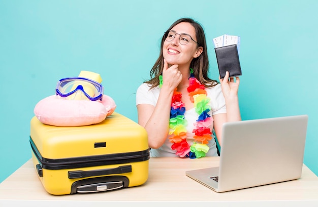 Souriant avec une expression heureuse et confiante avec la main sur le menton