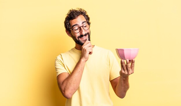 Souriant avec une expression heureuse et confiante avec la main sur le menton