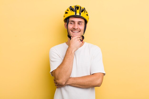 Souriant avec une expression heureuse et confiante avec la main sur le menton