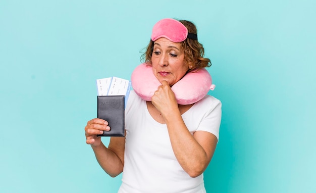 Souriant avec une expression heureuse et confiante avec la main sur le menton