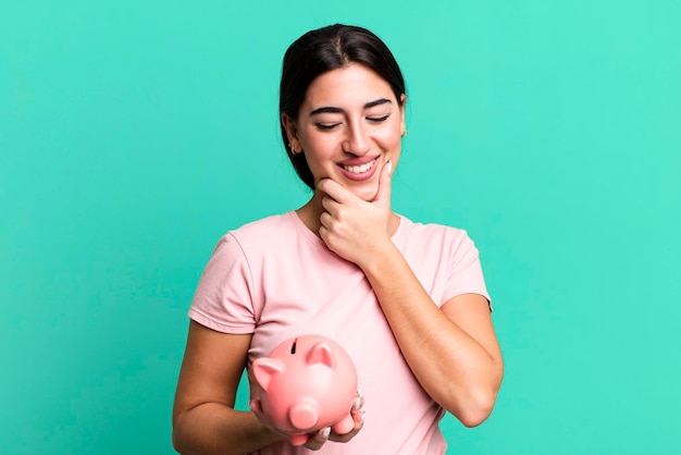 Souriant avec une expression heureuse et confiante avec la main sur le menton