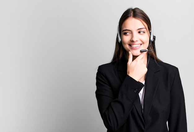 Souriant avec une expression heureuse et confiante avec la main sur le menton