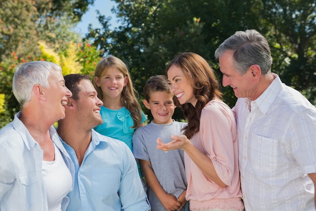 Souriant famille et grands-parents parlant