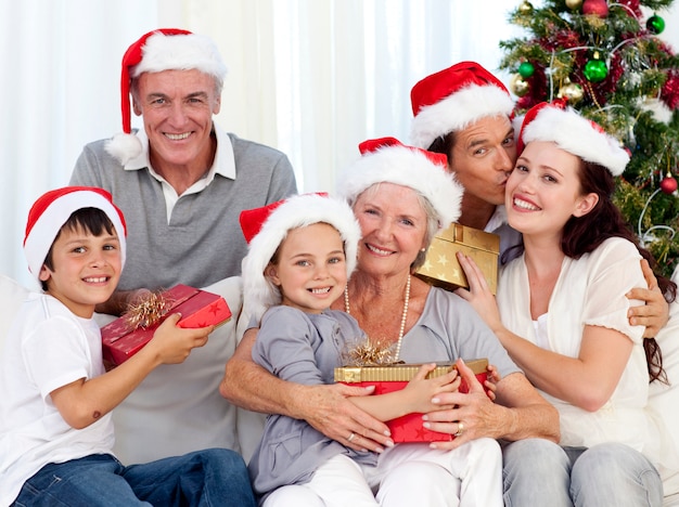 Souriant famille à Noël