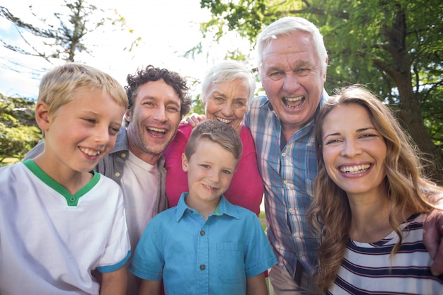 Souriant famille regardant la caméra