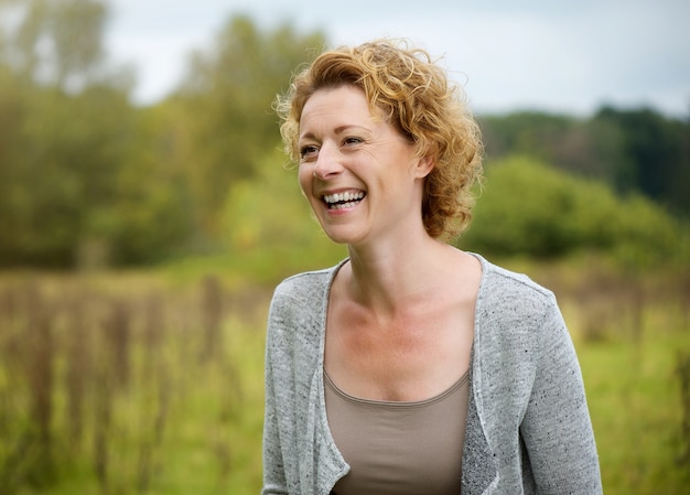 Souriant femme d'âge moyen en plein air