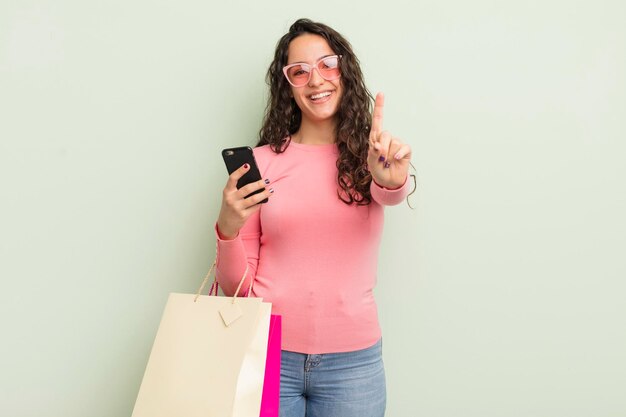 souriant fièrement et avec confiance faisant le numéro un