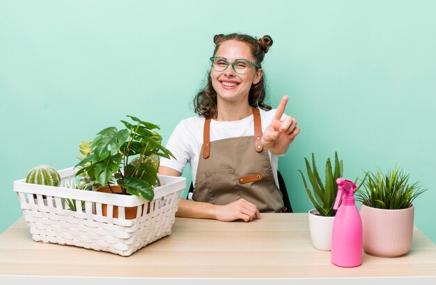 souriant fièrement et avec confiance faisant le numéro un