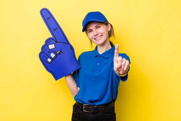 souriant fièrement et avec confiance faisant le numéro un