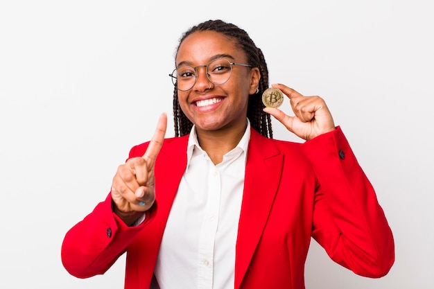 souriant fièrement et avec confiance faisant le numéro un