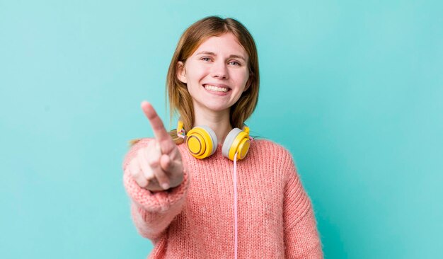 souriant fièrement et avec confiance faisant le numéro un