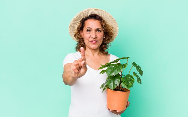 souriant fièrement et avec confiance faisant le numéro un