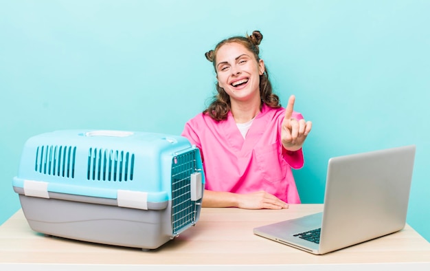 souriant fièrement et avec confiance faisant le numéro un