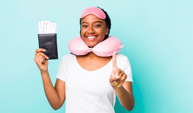 souriant fièrement et avec confiance faisant le numéro un