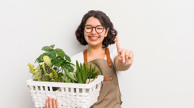 souriant fièrement et avec confiance faisant le numéro un