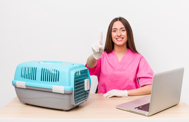 souriant fièrement et avec confiance faisant le numéro un