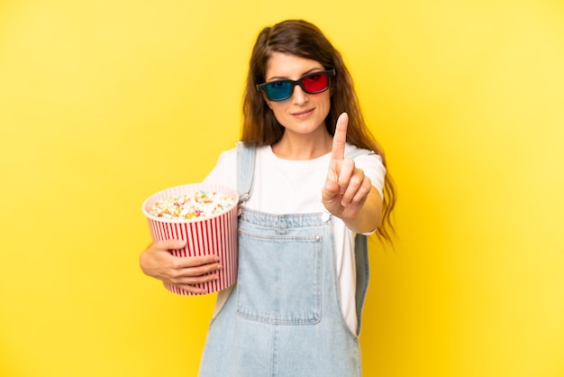 souriant fièrement et avec confiance faisant le numéro un