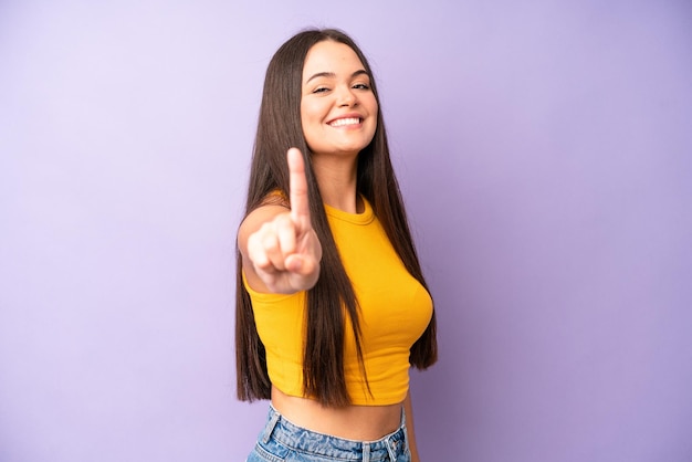 souriant fièrement et avec confiance en faisant la pose numéro un se sentant triomphalement comme un leader