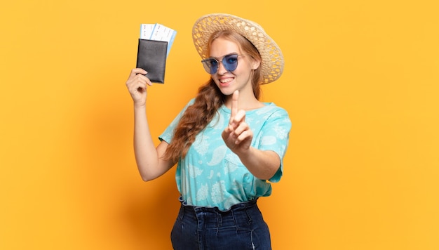 souriant fièrement et avec confiance faisant triomphalement la pose numéro un, se sentant comme un leader