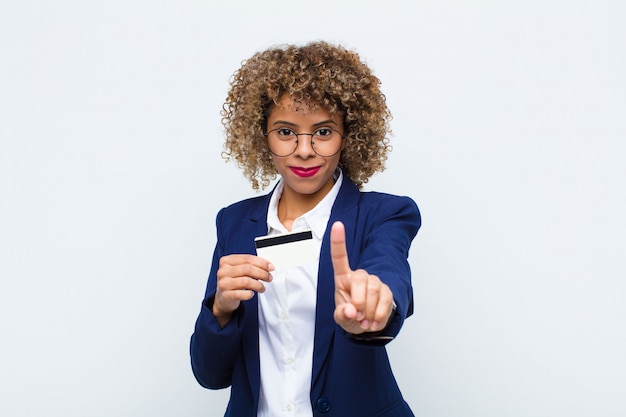 souriant fièrement et en toute confiance faisant triompher la pose numéro un, se sentant comme un leader