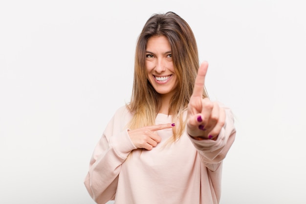 souriant fièrement et en toute confiance faisant triompher la pose numéro un, se sentant comme un leader