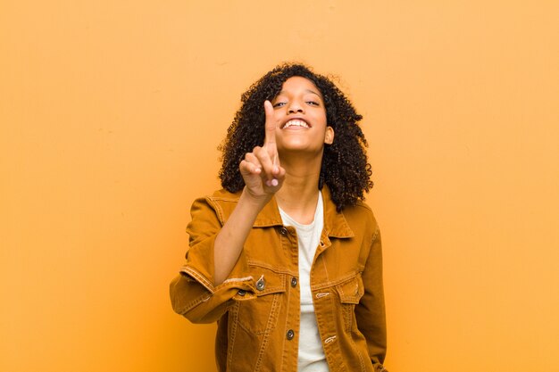 souriant fièrement et en toute confiance faisant triompher la pose numéro un, se sentant comme un leader