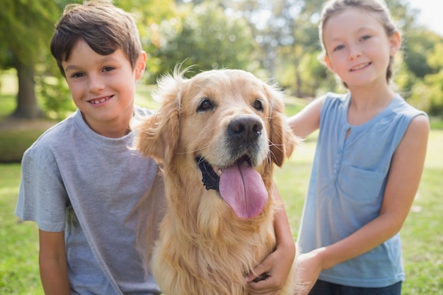 Souriant frère avec son chien dans le parc