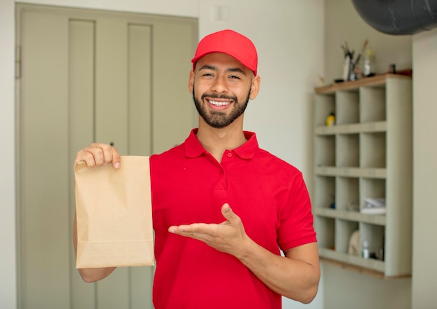 Souriant gaiement se sentant heureux et montrant un concept