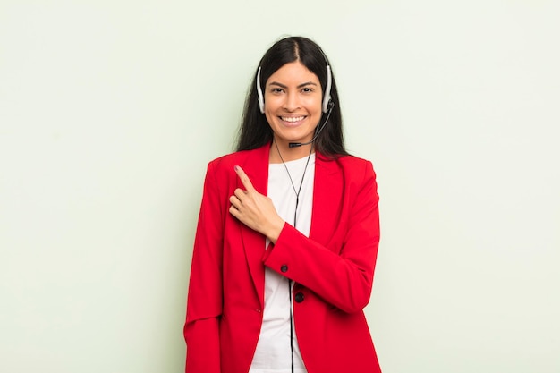 Souriant gaiement se sentant heureux et pointant vers le côté