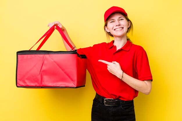 Souriant gaiement se sentant heureux et pointant vers le côté