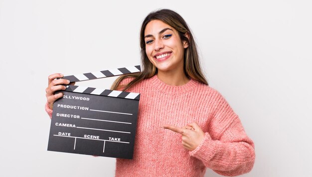 Souriant gaiement se sentant heureux et pointant vers le côté