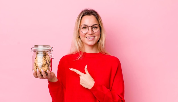 Souriant gaiement se sentant heureux et pointant vers le côté