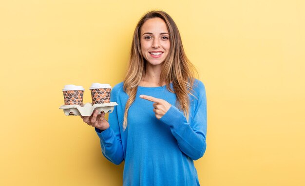 Souriant gaiement se sentant heureux et pointant vers le côté