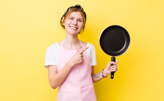 Souriant gaiement se sentant heureux et pointant vers le côté