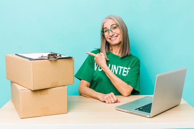 Souriant gaiement se sentant heureux et pointant vers le côté