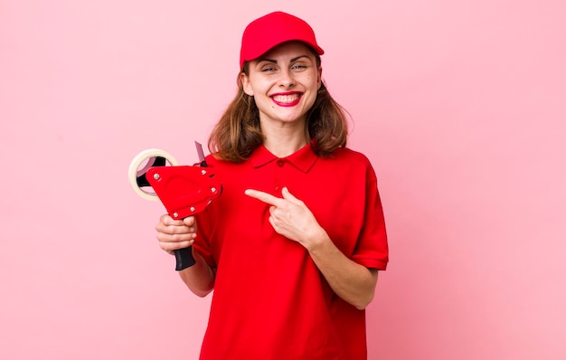 Souriant gaiement se sentant heureux et pointant vers le côté