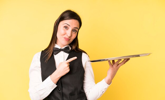 Souriant gaiement se sentant heureux et pointant vers le côté