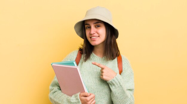 Souriant gaiement se sentant heureux et pointant vers le côté