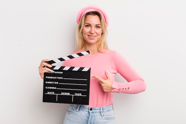 Souriant gaiement se sentant heureux et pointant vers le côté