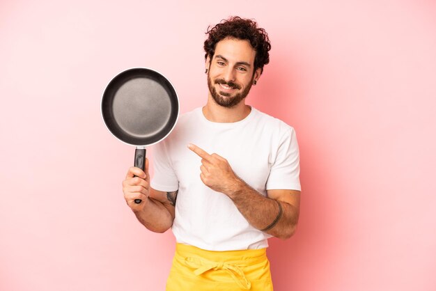 Souriant gaiement se sentant heureux et pointant vers le côté